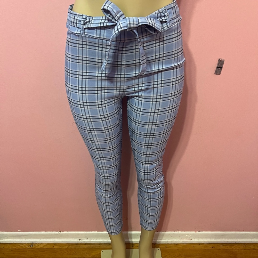 Chic Plaid Cropped Pants in Blue and White